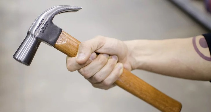 Thứ tư, nhà có lồng sắt cần trang bị búa, rìu, kìm cộng lực. Với các nhà dân, công trình có lồng sắt bảo vệ phía ngoài cần có ô cửa để thoát sang nhà bên cạnh khi xảy ra hỏa hoạn. Nếu không có sẵn các cửa thoát hiểm hãy chuẩn bị sẵn búa, rìu... để bẻ gãy thanh sắt khi cần thiết. (Ảnh minh họa, nguồn Internet)