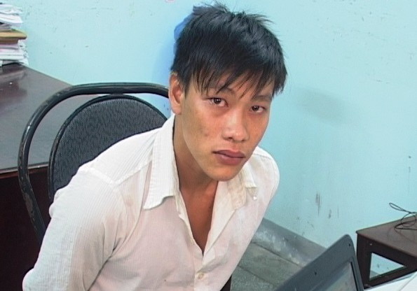 Ngày 11/10/2013 Minh lên Lâm Đồng làm thuê cho người cậu, thường xuyên nhận được tin nhắn đòi nợ và dọa đánh từ chủ nợ. Ba ngày sau, Minh bắt xe về lại Vũng Tàu với ý định sẽ giết chủ nợ. Khoảng 21h ngày 14/10/2013, Minh gọi điện thoại bảo chủ nợ sẽ trả tiền. Trước khi đi, Minh lấy con dao giấu dưới yên xe rồi chạy đến cách nhà nạn nhân khoảng 500m đứng đợi. Con đường rất vắng người qua lại, cỏ mọc um tùm. Thấy nạn nhân tới, Minh rút tiền trong ví trả.