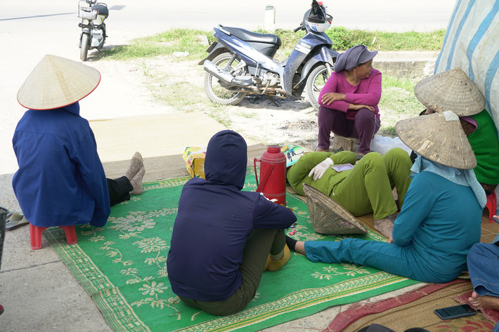 Những người này yêu cầu sớm nhận được tiền đền bù giải phóng mặt bằng để di dời khỏi khu vực bán kính 500 m quanh bãi rác. Do không thể ra vào Khu liên hợp xử lý chất thải Sóc Sơn nên hàng chục xe rác xếp hàng dài trên đường tỉnh 35 vào bãi đã buộc phải di chuyển ngược ra bên ngoài. Không chỉ xã Nam Sơn, hàng chục người dân thôn 2, xã Hồng Kỳ cũng căng bạt trên đường vào cổng khác của bãi rác Nam Sơn.