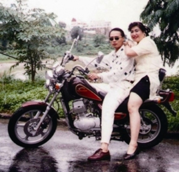 Do nhiều nguyên nhân, Phúc "Bồ" và Khánh Trắng từng đụng độ nhau rất nhiều lần, chủ yếu để dàn xếp lãnh thổ hoạt động của băng nhóm mình. Nhiều vụ "thanh toán" đã diễn ra khá tàn bạo. Điển hình là vụ chém nhau của hai băng nhóm này ở gần bốt Hàng Đậu khiến người tình của Phúc bị hắt axít hỏng một mắt. Khánh Trắng cai quản khu vực chợ Đồng Xuân còn Phúc Bồ cai quản các khu vực lân cận. Sau này, khi bị bắt, Khánh bị bắt trước Phúc chỉ một thời gian ngắn. Sau đó, Khánh bị tử hình, còn Phúc phải thụ án 9 năm tù.