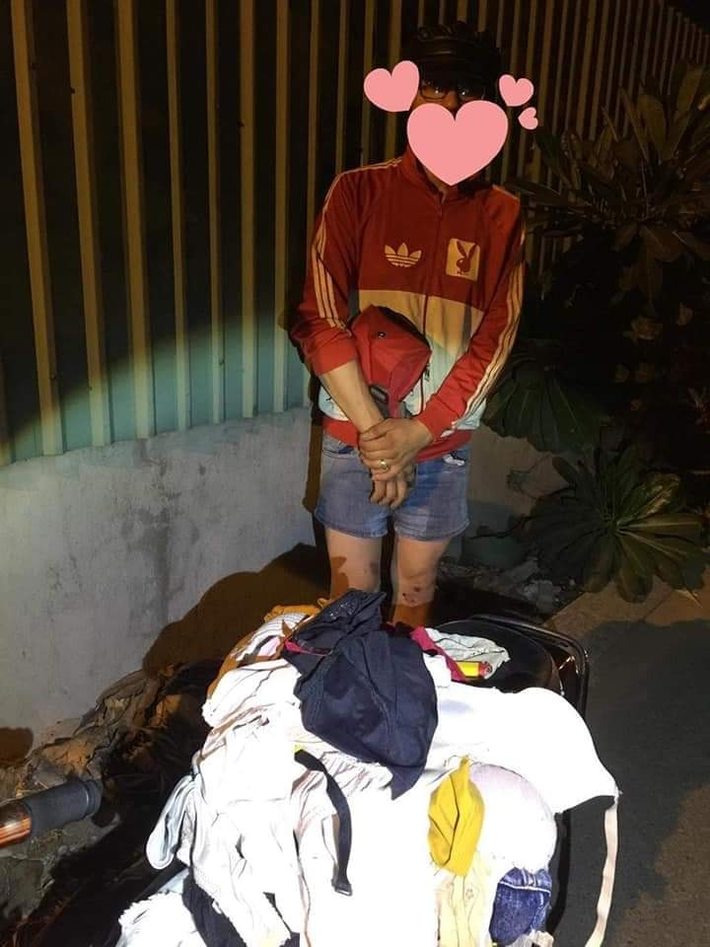 Khi bị bắt tại trận, nhiều người ngỡ ngàng khi phát hiện tang vật là rất nhiều quần áo lót phụ nữ đã bị đánh cắp. Thậm chí nam thanh niên này còn mặc luôn những vật phẩm mình trộm được lên người khiến ai nấy nhìn vào đều ngán ngẩm.
