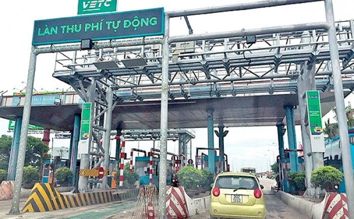 Tổng giám đốc Tổng Công ty Đầu tư phát triển đường cao tốc Việt Nam (VEC) Phạm Quang Hồng cho biết, theo quy trình vận hành, hợp tác giữa VEC với các đơn vị cung cấp dịch vụ hiện vẫn đang tổ chức cung cấp dịch vụ dán thẻ tích hợp tài khoản tại tất cả các lối dẫn vào đường cao tốc. Như vậy các phương tiện trước khi vào đường cao tốc đều được hỗ trợ ngay trong giai đoạn này cũng như giai đoạn khai thác sau ngày 1/8, duy trì lực lượng đó 24/24 giờ. (Ảnh minh hoạ)