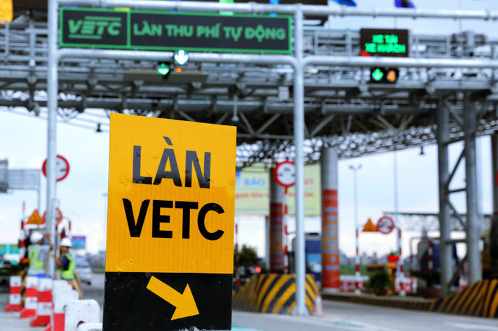Với nhà nước: Xây dựng hệ thống cơ sở hạ tầng phát triển vì sự phát triển của xã hội; hỗ trợ Nhà nước xây dựng cơ sở dữ liệu giao thông quốc gia; dễ dàng quản lý chi phí, hoạt động của các BOT. Với nhà đầu tư BOT: Minh bạch, tránh thất thoát chi phí bởi các chủ BOT dễ dàng đối soát nhờ thông tin lưu lại; tiết kiệm chi phí về con người và in ấn. Với công nghệ hiện đại, đi qua làn thu phí ETC sẽ nhanh hơn làn thu phí MTC truyền thống. (Ảnh minh hoạ)