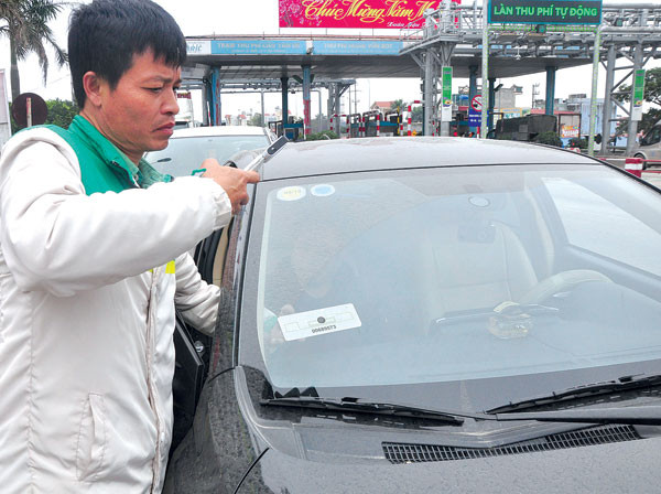 Dán thẻ thu phí tự động tại các đại lý: Hệ thống đại lý của VETC bao gồm 73 cơ sở trải dài khắp các tỉnh thành phố, giúp khách hàng dễ dàng tìm thấy cơ sở gần và thuận tiện với mình nhất. Dán thẻ ETC ở các trung tâm đăng kiểm: Cũng như hệ thống các đại lý, điểm dán VETC ở các trung tâm đăng kiểm cũng phân bố ở các tỉnh thành trên toàn quốc. Với 31 địa điểm ở miền Bắc, 20 địa điểm tại miền Trung và 20 địa chỉ ở miền Nam, VETC chắc chắn khách hàng có thể dễ dàng tìm được điểm đăng ký gần nhất. (Ảnh minh hoạ)