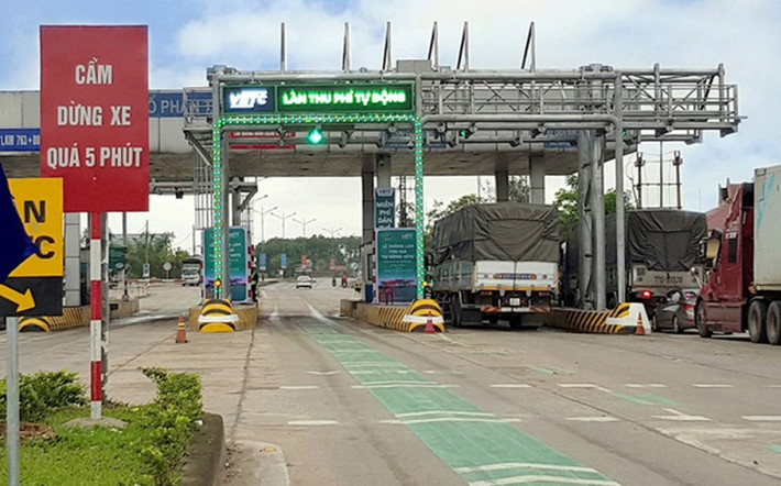 3 loại hành vi bị xử phạt liên quan đến thu phí không dừng: Theo quy định tại Nghị định 100/NĐ-CP về xử phạt vi phạm hành chính trong lĩnh vực trật tự an toàn giao thông đường bộ, đường sắt, được sửa đổi, bổ sung theo Nghị định 123 thì có 3 loại hành vi. Hành vi thứ nhất là không dán thẻ đầu cuối khi đi vào trạm thu phí không dừng. Thứ hai, là số tiền trên tài khoản người dân không đủ để thanh toán. Thứ ba, là điều khiển phương tiện đi vào trạm thu phí không dừng. (Ảnh minh hoạ)