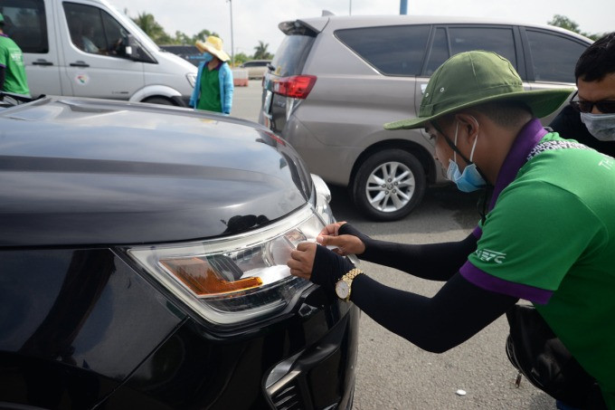 Để giải quyết, VDTC đã tổ chức lực lượng hỗ trợ trực tiếp tại 21 trạm thu phí do ePass vận hành, 6 tuyến cao tốc chuẩn bị thu phí thuần ETC từ ngày 1/8. Cạnh đó, VDTC sẽ nghiên cứu triển khai các nghiệp vụ chuyển đổi chủ quyền, hủy dịch vụ tại hệ thống cửa hàng giao dịch với hơn 1.100 điểm giao dịch. Điều này sẽ tạo điều kiện thuận lợi hơn cho các chủ phương tiện có thể dễ dàng tiếp cận dịch vụ. (Ảnh minh hoạ)