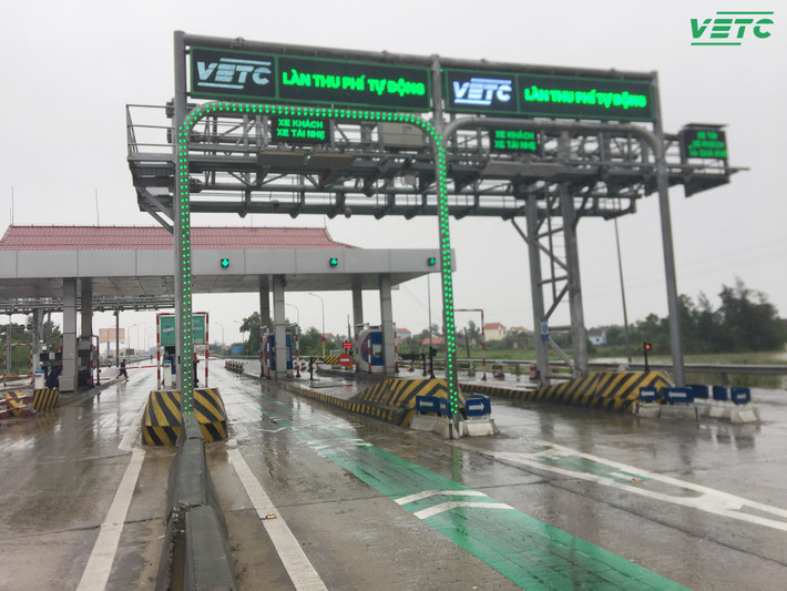 Chỉ xử phạt hành vi cố tình vi phạm: Thiếu tướng Lê Xuân Đức, Phó cục trưởng Cục Cảnh sát giao thông, cho hay trước mắt tuyên truyền cho người dân hiểu được quyền lợi và trách nhiệm của mình khi đi trên cao tốc với dịch vụ thu phí không dừng. Chỉ xử phạt những hành vi cố tình vi phạm. Song phải lưu ý rằng sau ngày 1/8, các phương tiện chưa dán thẻ vẫn cố tình lưu thông qua cao tốc có thể sẽ bị xử lý theo quy định. (Ảnh minh hoạ)
