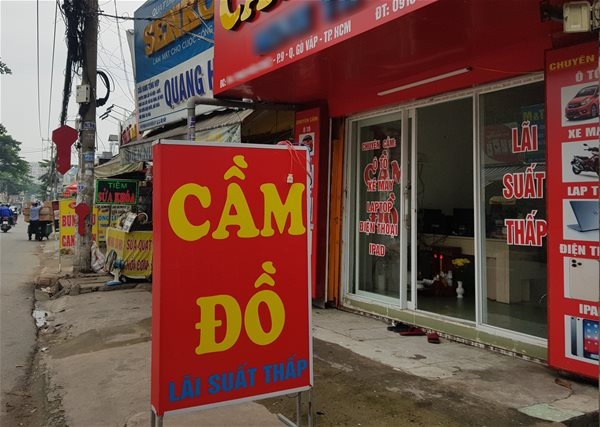 Để truy tìm chiếc xe máy bị cướp, các trinh sát đã kiểm tra hàng trăm cửa hàng xe máy, tiệm cầm đồ... Tại tiệm cầm đồ trên địa bàn Chợ Vàm, huyện Phú Tân, tỉnh An Giang đã phát hiện chiếc xe máy liên quan đến vụ án. Sau khi xác định được đặc điểm của đối tượng đến cầm chiếc xe, đã nhận định được nghi phạm là Trần Trọng Trúc (SN 1975, ngụ xã An Hảo, huyện Tịnh Biên, tỉnh An Giang). Các trinh sát đã xác định được Trúc đang ẩn nấp tại một nhà trọ tại TP Châu Đốc nên tiến hành bắt giữ. (Ảnh minh hoạ, nguồn internet)