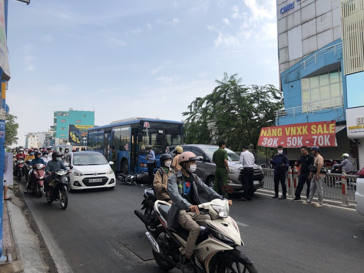 Tai nạn liên hoàn giữa xe buýt, xe máy và 2 ô tô: Sáng 15/2, xe buýt số 18 biển số 51B-056.91 lưu thông trên cầu Bông hướng từ quận Bình Thạnh đi quận 1, TP HCM. Khi vừa qua khỏi cầu Bông, xe buýt tông vào xe máy chạy cùng chiều khiến xe máy và người bị cuốn xuống gầm xe buýt. Chưa dừng lại, xe buýt tiếp tục tông vào một xe 7 chỗ 51G-570.28 đang chờ đèn đỏ ở phía trước.