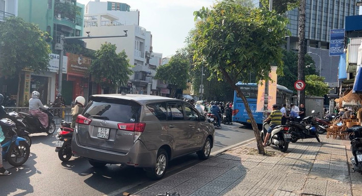 Với lực tông mạnh từ phía sau, chiếc xe 7 chỗ tiếp tục lao tới và tông vào một xe 7 chỗ khác phía trước. Tai nạn khiến người phụ nữ ngồi trên xe máy bị thương, được đưa đi cấp cứu. Cả bốn phương tiện đều hư hỏng nhẹ, trong đó, xe 7 chỗ 51G-570.28 hư hỏng cả phần đầu và đuôi xe.