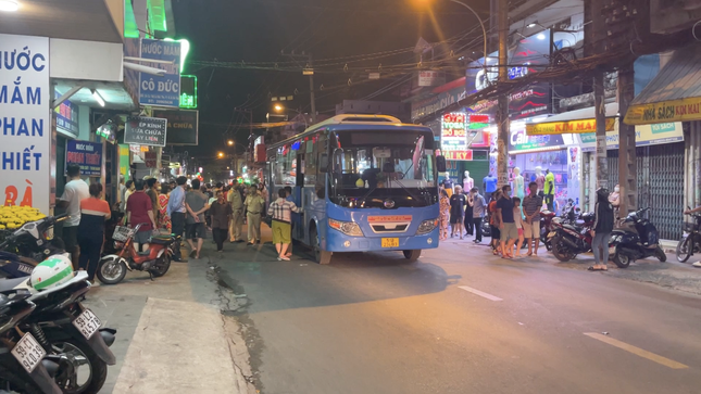 Người đàn ông bị xe buýt tông tử vong: Khoảng 18h ngày 3/2, một người đàn ông ngoài 50 tuổi (chưa rõ danh tính) đi xe máy trên đường Lê Đức Thọ phường 15, quận Gò Vấp, TP HCM thì xảy ra va chạm với xe buýt số 32 (Bến xe Miền Tây – Bến xe Ngã Tư Ga) BKS 51B-23483. Sau cú va chạm, người đàn ông ngã xuống đường và bị xe buýt cán qua người, tử vong tại chỗ.