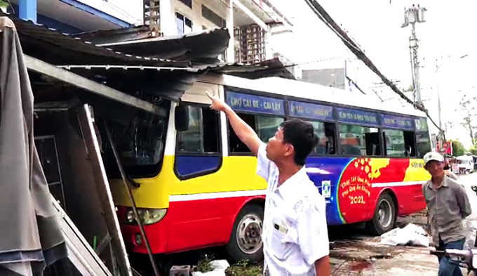 Xe buýt lao vào nhà dân: Khoảng 14h ngày 17/12/2022,, xe buýt biển số Tiền Giang chở hàng chục khách chạy tuyến TP Mỹ Tho - Cái Bè trên quốc lộ 1, hướng miền Tây đi TP HCM. Khi đến phường 5, thị xã Cai Lậy, tỉnh Tiền Giang ô tô bất ngờ va chạm một xe máy đỗ ven đường. Xe buýt sau đó tiếp tục leo lên lề đường, húc mạnh vào mái che phía trước nhà dân rồi mới dừng hẳn. Vụ tai nạn không gây thương vong, nhưng khiến khách trên xe và những người trong nhà hoảng loạn.