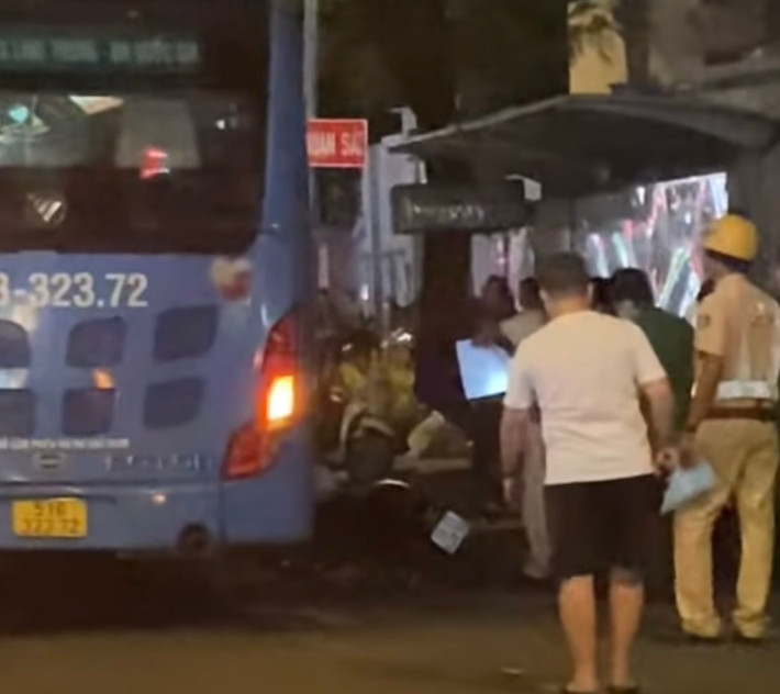 Va chạm xe buýt, người đàn ông tử vong: Khuya 24/11/2022, ông L. chạy xe máy biển số 59S1-838.. trên đường Xô Viết Nghệ Tĩnh, hướng từ đường Điện Biên Phủ đi Thảo Cầm Viên. Khi đến gần Trường tiểu học Hồng Hà (thuộc phường 17, quận Bình Thạnh, TP HCM), bất ngờ xe máy của ông L. va chạm với xe buýt biển số 51B-323.. chạy cùng chiều. Cú va chạm làm ông L. tử vong tại chỗ, tuyến đường bị ùn tắc cục bộ.