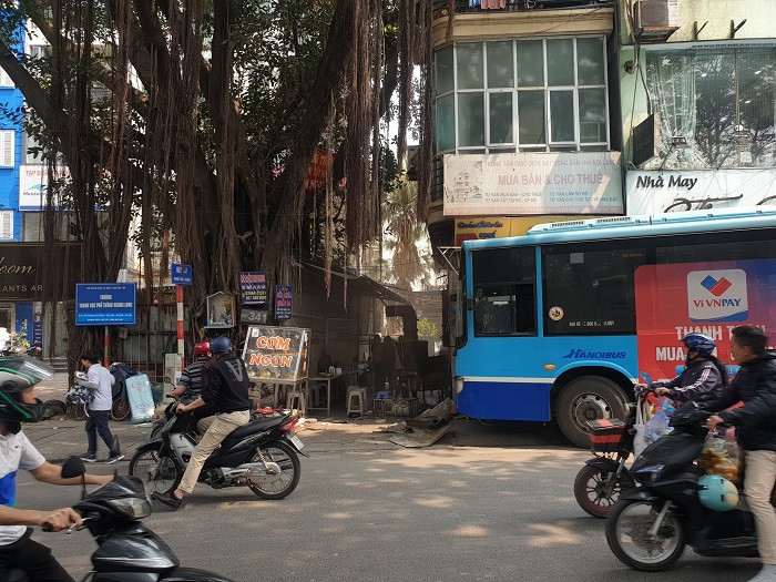 Xe buýt mất lái lao vào nhà dân khiến 2 người bị thương: Khoảng 11h ngày 14/3, trong lúc di chuyển hướng Lăng Bác về Liễu Giai, xe buýt mang BKS 29B-612.99 của Công ty bus Liên Minh đã lao vào nhà dân ở số 341 Đội Cấn (Ba Đình, Hà Nội) khiến 2 người bị thương nặng. Trước đó có một vụ va chạm nhỏ giữa xe máy và xe đạp điện. Trong lúc xe máy và xe đạp điện đang dựng xe lên thì xe buýt trên lao đến, do tránh hai phương tiện trên nên xe buýt lao vào quán bún chả.