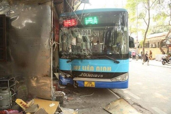 Ngày 14/3, chỉ huy Đội CSGT số 2 (Phòng CSGT Công an TP Hà Nội) cho biết, đơn vị đã cử cán bộ chiến sĩ đến làm nhiệm vụ phân luồng và giải quyết vụ ô tô buýt lao vào quán ăn ven đường.
