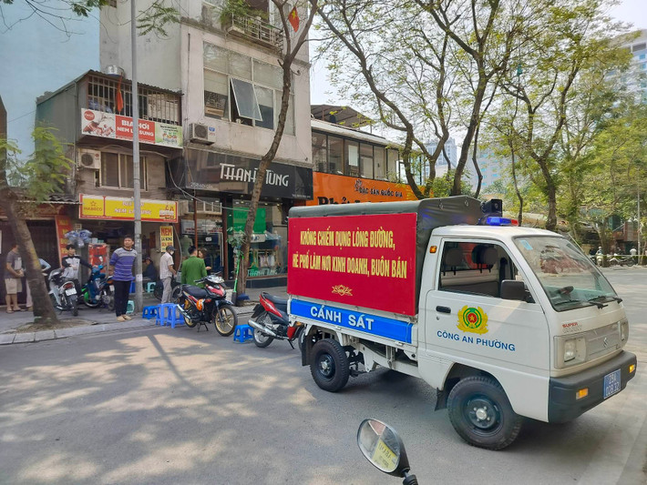 Đại diện Xí nghiệp xe buýt Liên Ninh cho biết, qua báo cáo lại của tài xế và phụ xe, lý do xe mất lái là vì tránh một em nhỏ trên đường.