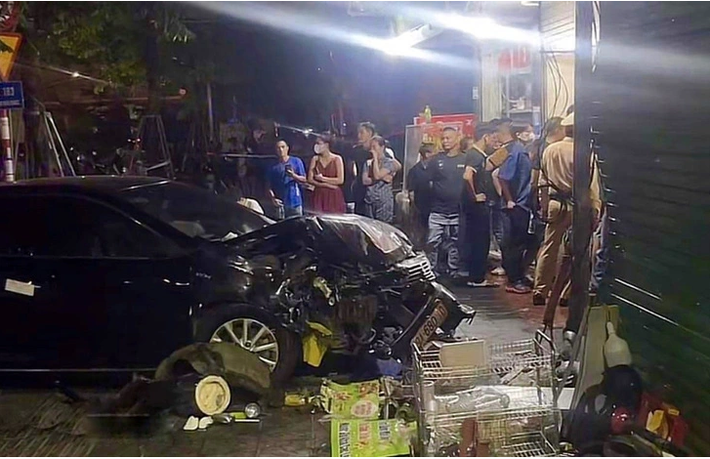  Xe Camry đâm 3 người uống trà đá trên vỉa hè: Tối 26/7, xe Toyota Camry do tài xế N.T.V. (60 tuổi, trú tại Tây Hồ, Hà Nội) lái trên đường Phạm Văn Đồng, hướng từ cầu Thăng Long - bến xe Mỹ Đình. Khi đến trước số nhà 154 đường Phạm Văn Đồng, tài xế bất ngờ mất lái khiến ô tô lao thẳng lên vỉa hè va chạm với một xe máy và tông vào 3 người đang ngồi uống trà đá. Hậu quả khiến 1 người tử vong, 2 người bị thương nặng. 
