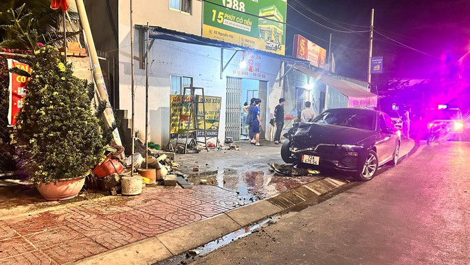 Ô tô lao lên vỉa hè, tông chết người: Rạng sáng 19/2, ô tô mang BKS 72A-475.54 lưu thông đến vòng xuyến cầu Hùng Vương (thuộc phường Phú Hài, TP Phan Thiết, Bình Thuận) thì ôm cua, lao nhanh lên lề đường. Thời điểm trên, anh Nguyễn Minh Phong (SN 1999) và anh Ngô Long Bảo (SN 2000, cùng trú TP Phan Thiết) đang đứng trước nhà dọn dẹp thì bị ô tô này tông vào. 2 nạn nhân được đưa đến Bệnh viện đa khoa tỉnh Bình Thuận cấp cứu nhưng anh Phong đã tử vong do vết thương quá nặng, người còn lại bị gãy chân.