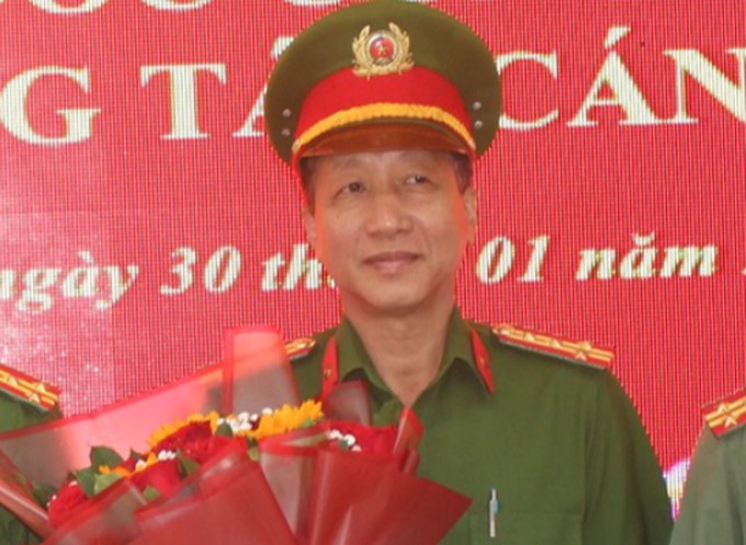 Phi vụ thứ hai liên quan đến mảnh đất bà Trần muốn làm giấy tờ, vốn là rừng đặc dụng. Tháng 1/2022, quá trình thuê đo đạc khu đất của bà Trần, Hằng phát hiện diện tích thực tế lớn hơn kê khai đến 3 ha, nên bàn với Mót bán kiếm lời. Trưởng Công an Phú Quốc đồng ý, tích cực giới thiệu với hai người bạn là Lê và Hồ rằng: "Đất rẻ", "kèo thơm", "mua sẽ lời", "đất khi có giấy tờ bán giá 3-4 tỷ đồng/1.000m2". Tin tưởng ông Mót, hai người này đồng ý chuyển 6 tỷ đồng mà chưa coi đất.