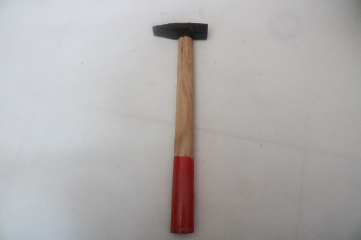 Hưng mang theo một cây búa rồi nhờ một người quen chở đến điểm hẹn. Khi anh Tr. đến, Hưng nhờ chở vào quận 1 mua heroin. Sau đó Hưng rủ anh Tr. sang ấp Đoàn Kết xem đá gà. Về đến xã Vĩnh Thanh, Hưng rủ anh Tr. vào rừng tràm sử dụng ma túy. Nhân cơ hội anh Tr. đang phê, Hưng lấy búa đánh liên tiếp 5 phát vào đầu khiến nạn nhân chết ngay tại chỗ. Hưng lục túi lấy bóp, điện thoại rồi cướp luôn chiếc xe wave chạy về chỗ em trai. (Ảnh minh họa, nguồn internet)