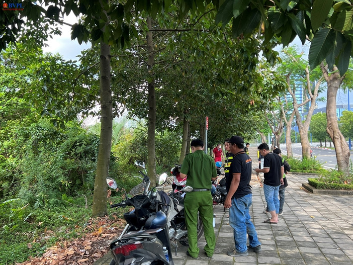 Nhận tin báo, Công an xã Vĩnh Thanh nhanh chóng cử lực lượng đến bảo vệ hiện trường. Nạn nhân là nam giới, khoảng 40 tuổi, trên người không có giấy tờ tùy thân, mặc quần jean xanh, áo thun ngắn tay. Hiện trường nơi phát hiện xác nạn nhân là bụi rậm nằm giữa 2 khu rừng tràm, khu vực này rất vắng người. Người dân cho biết, khu vực này thỉnh thoảng có một số thanh niên vào tụ tập đá gà ăn tiền, ngoài ra đây còn là điểm hút chích của bọn nghiện. (Ảnh minh họa, nguồn internet)