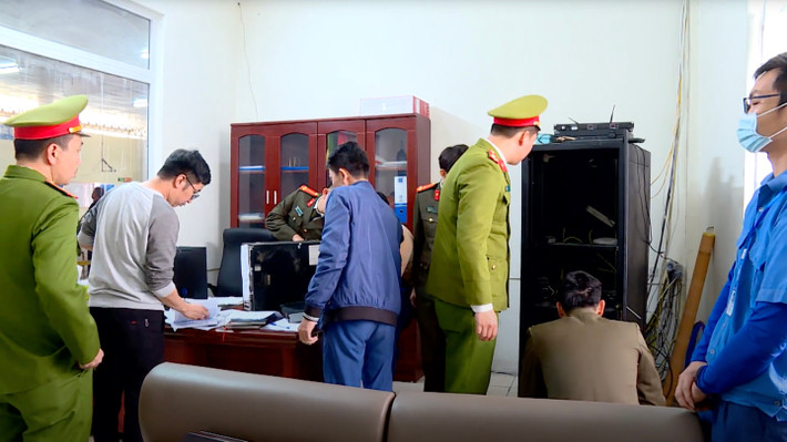 Khởi tố Giám đốc trung tâm đăng kiểm ở Bắc Ninh cùng 13 thuộc cấp: Ngày 29/12/2022, Công an tỉnh Bắc Ninh cho biết đã khởi tố vụ án, khởi tố bị can đối với Dương Trung Lâm (43 tuổi) Giám đốc Trung tâm đăng kiểm cơ giới đường bộ 99-03D và Dương Đình Phú (38 tuổi), Phó Giám đốc và 12 đăng kiểm viên để làm rõ tội “nhận hối lộ”. Lâm và Phú cùng các đăng kiểm viên đã bàn bạc, thống nhất thu tiền phí bôi trơn ngoài phí đăng kiểm theo quy định với số tiền từ 200.000 - 500.000 đồng/xe sẽ được bỏ qua một số lỗi kỹ thuật của xe ô tô hoặc được làm nhanh các bước đăng kiểm.