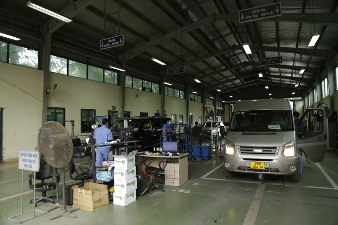 Mở rộng điều tra vụ tiêu cực xảy ra tại các trung tâm đăng kiểm, đến thời điểm hiện tại, Cơ quan CSĐT Công an TP HCM và Cơ quan CSĐT Công an các quận, huyện, TP Thủ Đức đã khởi tố, bắt tạm giam hơn 50 bị can tại 13 Trung tâm Đăng kiểm ở TP HCM và các tỉnh, thành phía Nam về các tội danh “Đưa hối lộ”, “Môi giới hối lộ”, “Nhận hối lộ” và “Giả mạo trong công tác”. (Ảnh minh họa)