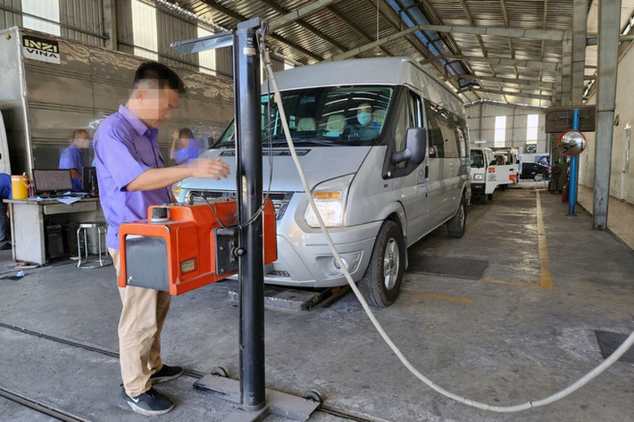 Bắt Giám đốc trung tâm đăng kiểm ở Đồng Nai: Ngày 20/1, Công an tỉnh Đồng Nai đã khởi tố, bắt tạm giam Nguyễn Ngọc Minh - Giám đốc Trung tâm đăng kiểm xe cơ giới 60-05D (phường Phước Tân, TP Biên Hòa) cùng 9 nhân viên - để điều tra về hành vi "nhận hối lộ". Công an xác định trong quá trình đăng kiểm xe cơ giới đường bộ, nhiều đăng kiểm viên và nhân viên đăng kiểm của trung tâm trên đã nhận tiền hối lộ của một số cá nhân, tổ chức để bỏ qua những lỗi về tiêu chuẩn kỹ thuật nhằm được cấp giấy chứng nhận kiểm định an toàn.