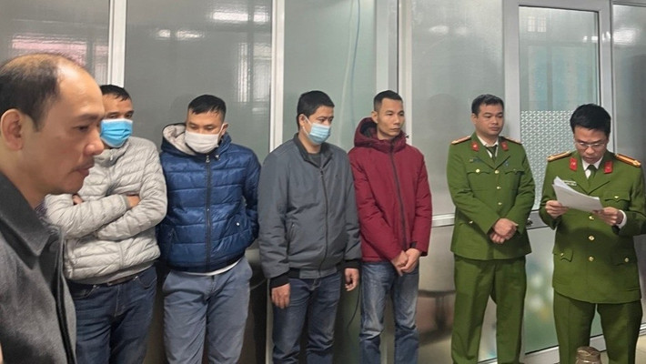 Bắt 8 lãnh đạo, nhân viên tại 2 trung tâm đăng kiểm xe cơ giới ở Thái Bình: Ngày 19/1, Công an tỉnh Thái Bình đã cung cấp thông tin về vụ án “Nhận hối lộ” xảy ra tại Trung tâm đăng kiểm xe cơ giới 17-01D, phường Trần Hưng Đạo (TP Thái Bình) và 17-02D, xã Đông Các, huyện Đông Hưng, tỉnh Thái Bình. 8 lãnh đạo, cán bộ, đăng kiểm viên tại 2 trung tâm đăng kiểm xe cơ giới này bị cơ quan công an khởi tố, bắt tạm giam để điều tra tội Nhận hối lộ.