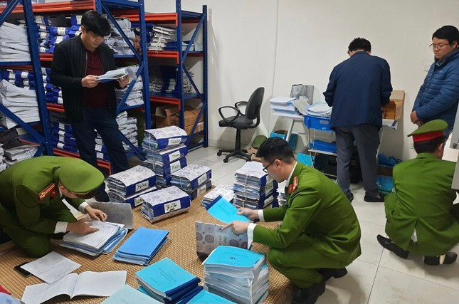Hai Phó Giám đốc trung tâm đăng kiểm ở Hải Dương bị bắt: Ngày 14/2, Công an tỉnh Hải Dương thông tin, liên quan vụ án “Đưa, nhận hối lộ” xảy ra tại Trung tâm Đăng kiểm xe cơ giới 34-05D, Cơ quan CSĐT đã bắt giữ ông Bùi Trọng Quyền Anh và Hà Văn Toàn đều là Phó giám đốc Trung tâm đăng kiểm này để điều tra vụ án "Đưa, nhận hối lộ".