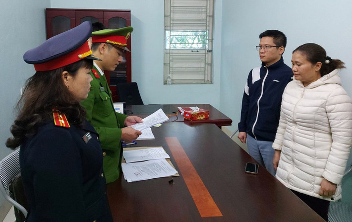 Bắt tạm giam Giám đốc Trung tâm đăng kiểm xe cơ giới tại Thanh Hóa: Ngày 15/2, Công an tỉnh Thanh Hóa đã khởi tố bị can, bắt tạm giam đối với Trịnh Ngọc Tuấn, 39 tuổi, trú tại xã Định Tăng, huyện Yên Định (Thanh Hóa) - Giám đốc Trung tâm đăng kiểm xe cơ giới 36-08D - về tội "nhận hối lộ". Trong thời gian làm Giám đốc, lợi dụng chức trách, nhiệm vụ được giao, Trịnh Ngọc Tuấn đã nhận tiền của tổ chức, cá nhân để thực hiện việc đăng kiểm, cấp giấy chứng nhận chất lượng an toàn kỹ thuật và bảo vệ môi trường cho nhiều phương tiện xe cơ giới không bảo đảm tiêu chuẩn kỹ thuật theo quy định.