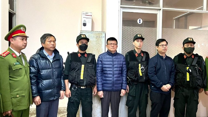 Bắt Giám đốc Trung tâm đăng kiểm xe cơ giới Thừa Thiên - Huế: Tối 16/2, Công an tỉnh Thừa Thiên - Huế đã quyết định khởi tố bị can, bắt tạm giam đối với ông Đào Hữu Long - Giám đốc; ông Trần Hưng Huy - Phó Giám đốc và ông Dương Phúc Thiện - Phó Giám đốc Trung tâm đăng kiểm xe cơ giới tỉnh Thừa Thiên - Huế. Từ năm 2018 đến nay, Đào Hữu Long và Trần Hưng Huy, Dương Phúc Thiện đã nhận tiền của nhiều chủ phương tiện xe cơ giới để hợp thức hóa hồ sơ cải tạo xe ô tô và giấy phép chứng nhận kiểm định an toàn kỹ thuật và bảo vệ môi trường.