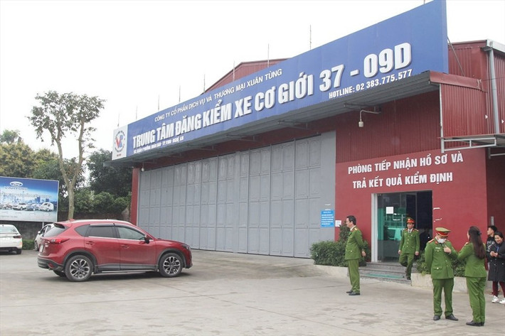 Những người này đã móc nối với "cò" và trực tiếp nhận tiền của chủ xe để bỏ qua các lỗi vi phạm. Một số lỗi thường được nhóm kiểm định viên "ngó lơ" như không đảm bảo tiêu chuẩn khí thải, lốp xe mòn, phanh xe không đảm bảo, đèn xe không đúng quy định… Tùy vào lỗi vi phạm, ngoài tiền thu theo quy định của Nhà nước, những người này nhận tiền hối lộ số tiền từ 100.000 - 1 triệu đồng. Số tiền nhận hối lộ được, ông Đạt tập hợp để cuối tuần chia cho những người liên quan.