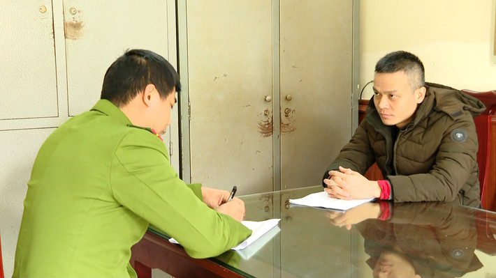 Bắt giam Phó Giám đốc Trung tâm Đăng kiểm ở Ninh Bình: Ngày 20/2, Công an tỉnh Ninh Bình đã ra Quyết định khởi tố vụ án, khởi tố bị can, thi hành lệnh khám xét nơi ở, nơi làm việc và bắt tạm giam 4 tháng để điều tra đối với Nguyễn Sinh Phú (SN 1986, trú tại phường Ninh Khánh, thành phố Ninh Bình) về tội “Nhận hối lộ”. Từ năm 2021 đến nay, lợi dụng chức vụ, quyền hạn là Đăng kiểm viên, Phó Giám đốc Trung tâm Đăng kiểm xe cơ giới đường bộ 3502D - Ninh Bình, Phú đã nhận tiền của nhiều chủ xe ôtô để cung cấp hồ sơ cải tạo xe cơ giới giả và Giấy chứng nhận kiểm định trái quy định để thu lợi bất chính số tiền gần 400 triệu đồng.