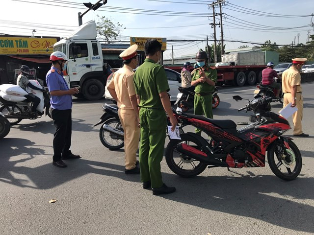 Nam công nhân tử vong khi vừa tan ca: Sáng 29/1, trên tuyến quốc lộ 1K đoạn qua TP Dĩ An, tỉnh Bình Dương anh Đặng Văn Duy (29 tuổi, quê Sóc Trăng) điều khiển xe máy va chạm với xe máy biển do anh Đinh Đặng Thoắc (38 tuổi, quê Quảng Bình) điều khiển chạy hướng ngược lại đang băng qua đường. Vụ va chạm làm cho 2 người ngã xuống đường, riêng anh Duy bị trầy xước nhẹ, còn anh Thoắc tử vong.