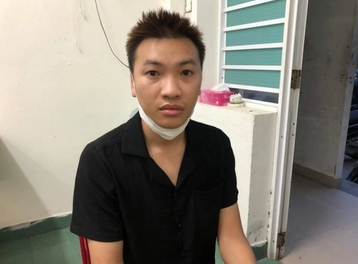  Chém bạn nhậu trọng thương vì dám trêu ghẹo với người yêu mình: Trong quá trình nhậu tại quận Ngũ Hành Sơn, TP Đà Nẵng, Trương Hoàng Biểu (SN 1997, trú ở Bình Định) thấy Vũ Đức M.,(SN 1992, ở Thái Nguyên) luôn trêu ghẹo bạn gái mình nên đã bực tức cầm dao chém nạn nhân trọng thương. Ngày 15/5, Công an quận Ngũ Hành Sơn cho biết đang tạm giữ Biểu để điều tra, làm rõ. 