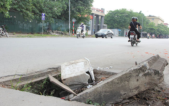Thời gian gần đây, người dân sinh sống tại tuyến Phố Viên - Nguyễn Đình Tứ, phường Cổ Nhuế 2 rất bức xúc về việc hàng loạ t hố ga trên các tuyến phố này mất nắp, nắp hư hỏngmà không được sửa chữa, thay thế.