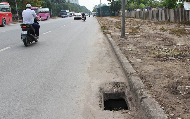 Theo ghi nhận của PV, tuyến Phố Viên - Nguyễn Đình Tứ có chiều dài khoảng 2 km, nhưng có tới hàng chục hố ga không nắp, nắp đậy chênh vênh giữa lòng đường.