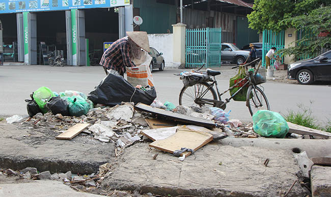 Không những mất an toàn cho người tham gia giao thông, tại những miệng cống còn là nơi đổ rác thải sinh hoạt gây mất mỹ quan đô thị.