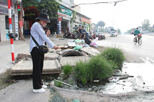 Chị Trâm - một người dân sống trên tuyến Phố Viên cho biết: “Ngày nào tại đoạn đường này cũng thường xuyên xảy ra ngã xe liên tục, nhẹ thì xước xát tay chân, nặng thì chệch cột sống, rất may tuyến đường ít xe tải đi lại chứ không hậu quả khó nói trước được".