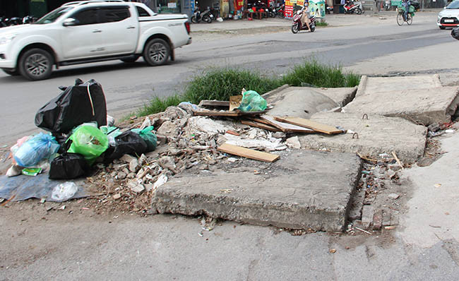 Nạn đổ rác trộm tạo thành những bãi rác tự phát bốc mùi hôi thối khó chịu mỗi khi đi qua.