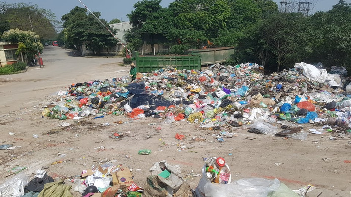 Đáng nói, đây chỉ là điểm trung chuyển rác, nhưng không hiểu vì sao, hàng ngày lượng rác thải được đổ dồn về khu vực này tăng cao, các xe ô tô tải liên tục chở hàng chục tấn rác thải về địa điểm tập kết, đổ tràn khắp mặt đường, bờ ruộng, kênh mương.
