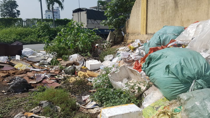 Ông Hạnh cũng cho hay, trạm trung chuyển chỉ tiếp nhận rác của xã, không được mang rác từ nơi khác. Tuy nhiên, do điểm trung chuyển rác thuộc quyền quản lý của Ban quản lý dự án huyện Thường tín nên UBND xã Liên Phương không nắm được thực trạng nhiều xe rác từ các xã lân cận đổ trộm vào ban đêm, gây nên tình trạng quá tải, ô nhiễm.