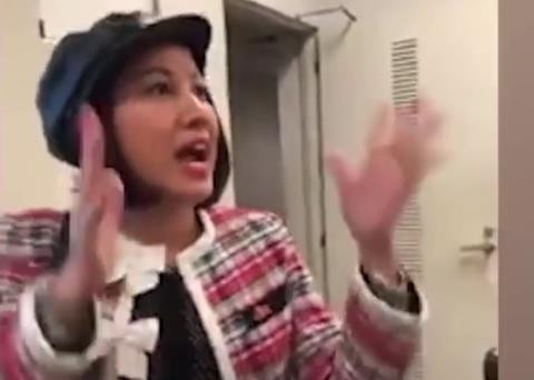 Tuy nhiên, người phụ nữ này lại có những lời lẽ tục tĩu, mắng chửi cán bộ hải quan, đồng thời tố cáo cán bộ hải quan "vòi tiền" mới cho thông quan hàng hóa khi bị lực lượng chức năng yêu cầu làm tờ khai hàng hóa.
