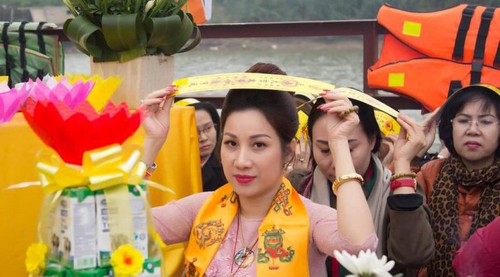 Theo đó, Nguyễn Thị Dương kết hôn với Nguyễn Xuân Đường còn gọi là Đường "Nhuệ" vào năm 2008, sau khi cưới vợ chồng Dương "Đường" bắt đầu hoạt động môi giới buôn bán bất động sản.