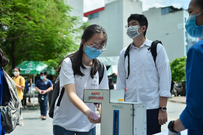Do ảnh hưởng của dịch COVID-19, kỳ thi tốt nghiệp THPT năm 2020 được chia làm 2 đợt, trong đó đợt 1 diễn ra từ ngày 8-10/8. Đợt 2 tiến hành sau đó cho các thí sinh ở Đà Nẵng, một số địa phương thuộc tỉnh Quảng Nam và các thí sinh thuộc diện F1, F2 trên cả nước.