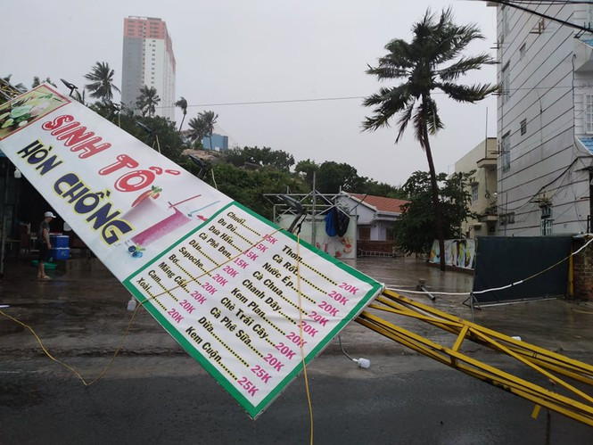 Cũng tại TP Nha Trang do gió giật mạnh bảng hiệu bị ngã đổ. Ảnh Tiền Phong.