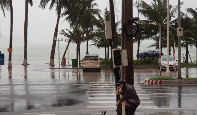 Sáng nay khi Bão số 12 đổ bộ, theo ghi nhận tại đường Phạm Văn Đồng, TP Nha Trang, Khánh Hòa sáng nay, gió giật liên hồi xô đổ nhiều xe máy của người đi đường. Một số người dân phải bỏ xe máy giữa đường để chạy vào các ngôi nhà bên đường để tránh trú.