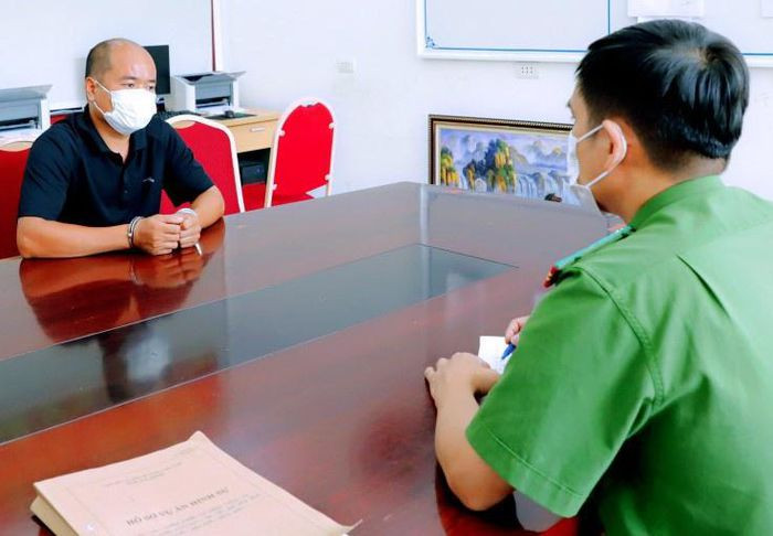 Tài xế say xỉn đánh cán bộ chốt kiểm soát dịch COVID-19: Vượt chốt kiểm soát COVID-19 không thành, Phạm Văn Vinh (thị xã Đông Triều, Quảng Ninh) chửi bới rồi hành hung cán bộ Công an thuộc tổ công tác phòng chống dịch tại địa phương. Ngày 19/7, Vinh bị Công an thị xã Đông Triều tạm giữ.