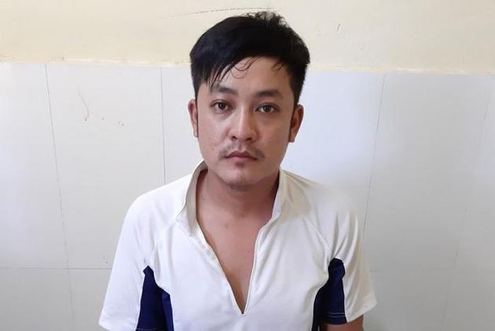 Trộm tiền và vé số của bà già rồi mời bạn đi nhậu: Lợi dụng cụ bà Nguyễn Thị Biền (71 tuổi) bán vé số dạo già yếu, Phạm Văn Công (28 tuổi, trú TP Đà Nẵng) đã trộm tiền và 200 tờ vé số. Sau khi thực hiện xong vụ trộm, Công lấy tiền rủ bạn đi nhậu, còn vé số anh ta cho bạn và mang bán rẻ cho người khác. Ngày 19/7, Công bị truy tố.